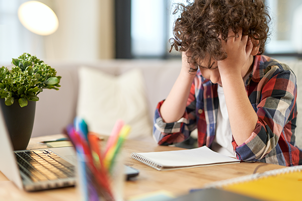 إزاي تجهز طفلك نفسيًا وعاطفيًا للعودة للمدرسة